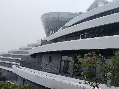 喜师傅不锈钢护栏厂家案例：海滨建筑的安全美学担当