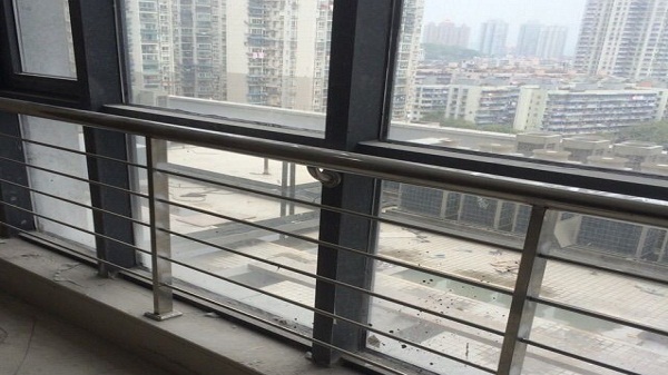 封闭式阳台不锈钢护栏 封闭式阳台不锈钢护栏