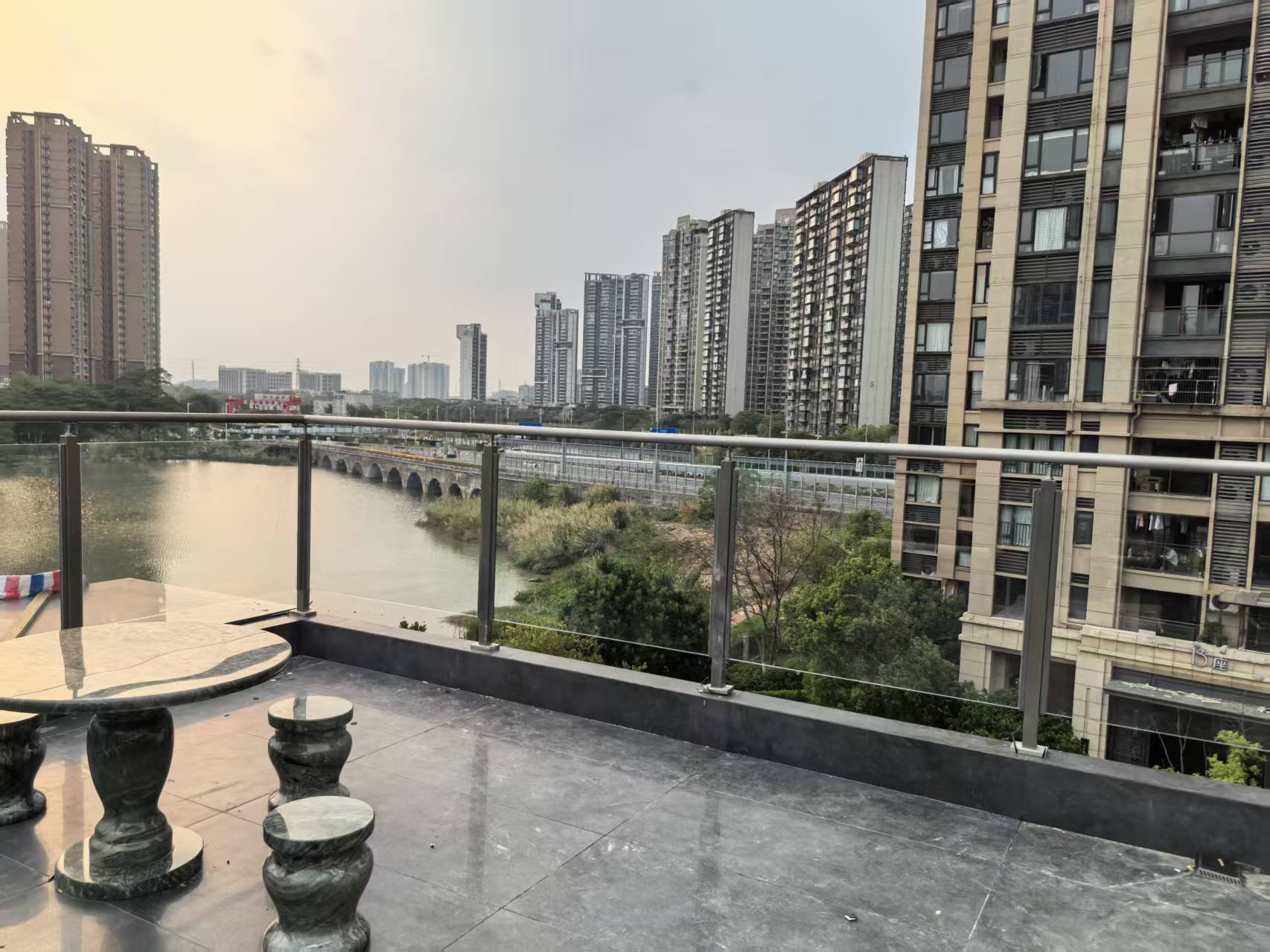 江景阳台不锈钢玻璃护栏定制案例 | 喜师傅不锈钢护栏厂家